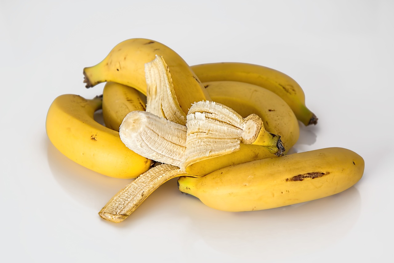 Banane pe un fundal alb
