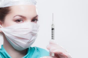 Asistenta medicala care face un vaccin