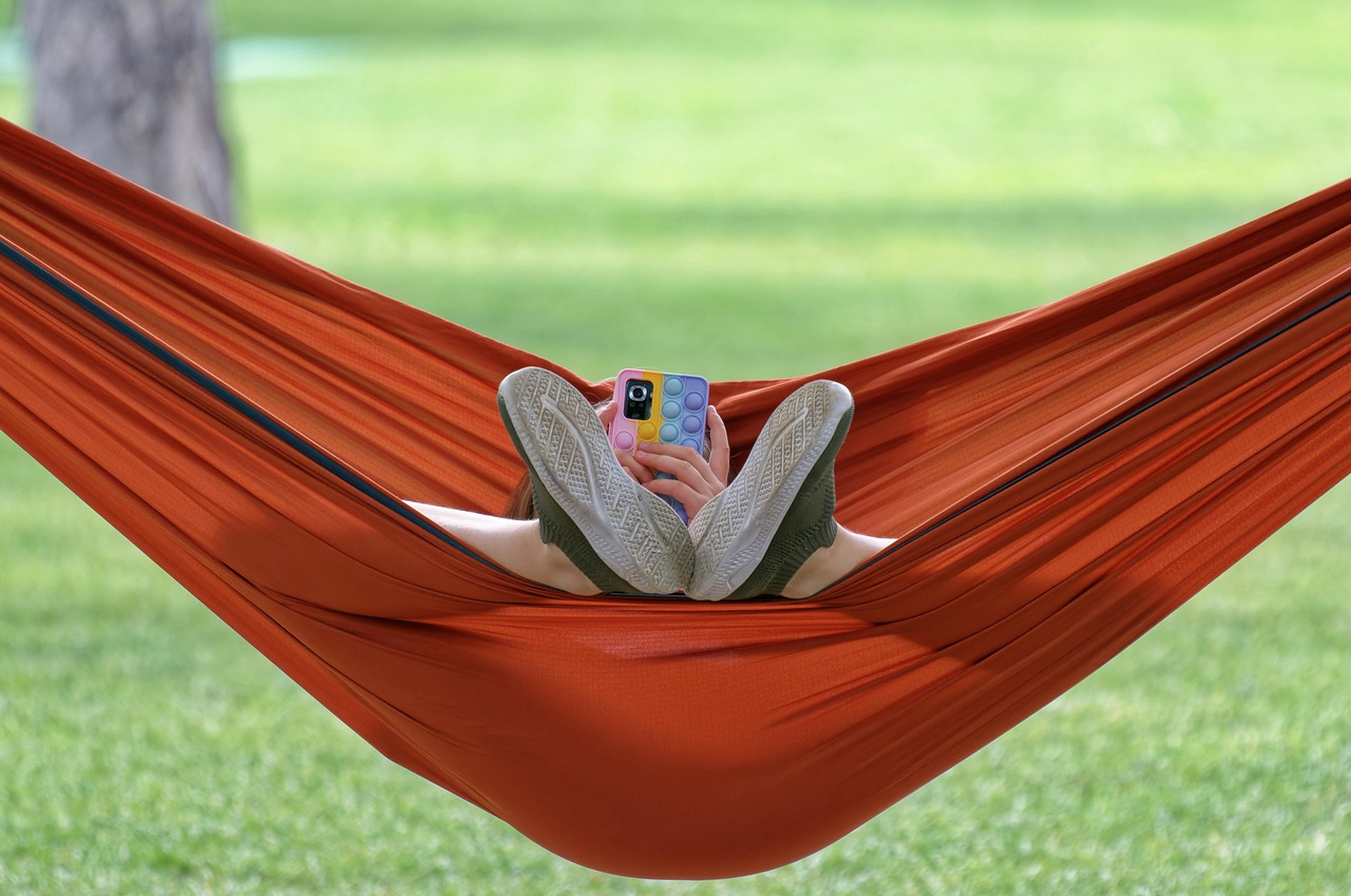 Copil care stă în hamac