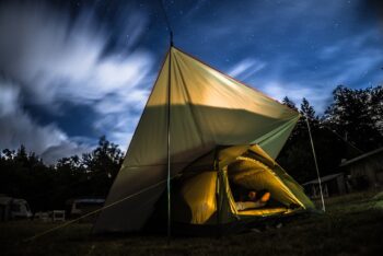 Cort luminat de lumina lunii