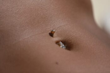 Buric de femeie cu piercing