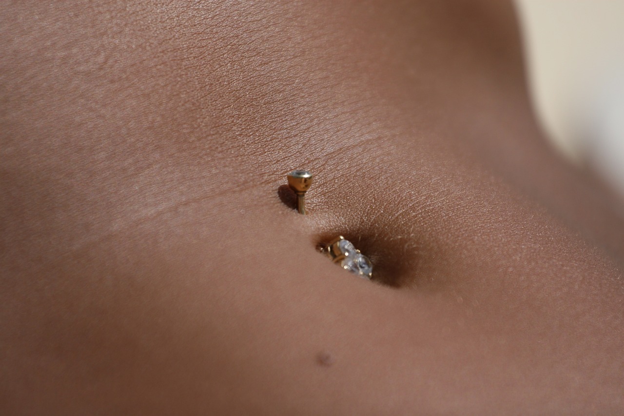 Buric de femeie cu piercing