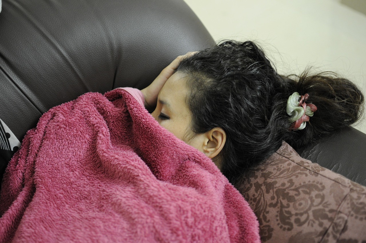 Femeie care doarme pe canapea