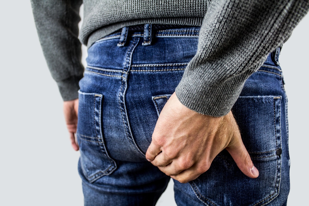 Bărbat cu durere de hemorozici